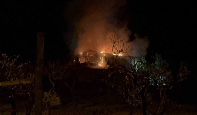 Çıkan yangında ev kullanılamaz hale geldi