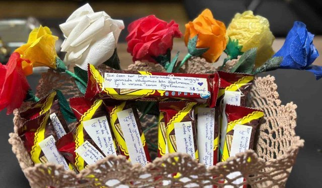 Çikolata ve çiçeklere yazdıkları notlarla öğretmenlerine sürpriz yaptılar