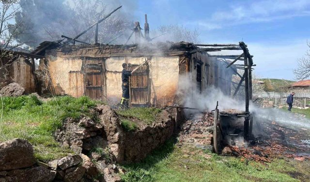 Çorum'da metruk ev yangını