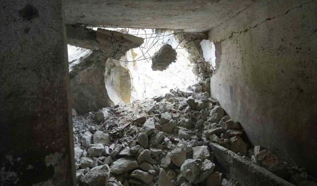 Dağdan kopan dev kayalar ahıra düştü, 3 ev boşaltıldı