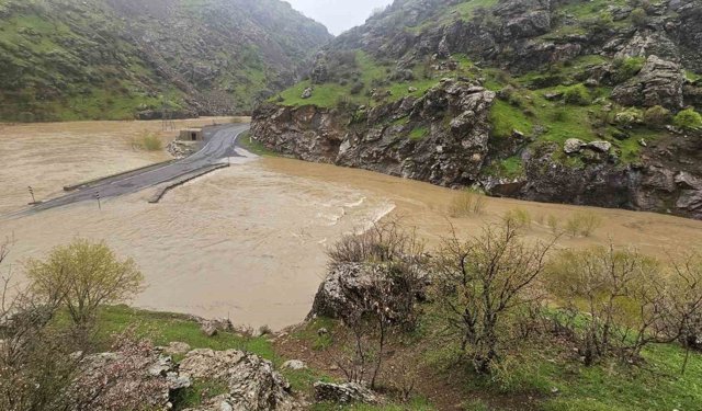 Derecik-Şemdinli kara yolu sel suları nedeniyle kapandı