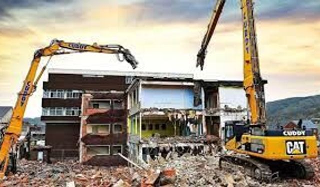 BİNA YIKIM, BOYANMASI, İHATA DUVARI VE SAHA BETONU İŞLERİ YAPTIRILACAKTIR.