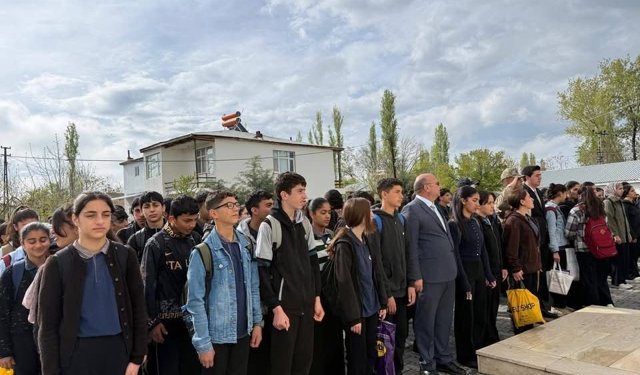 Kaymakam Erdoğan Öğrencilerle Aynı Sırada