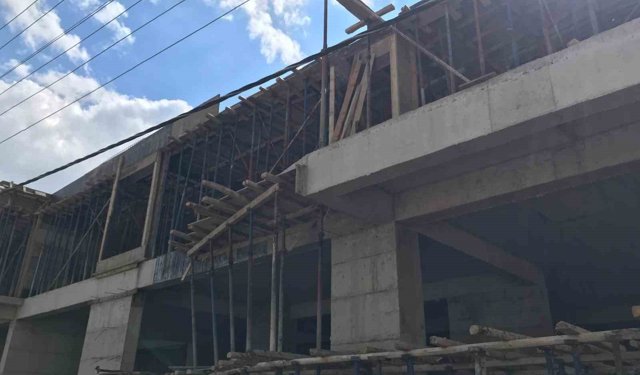 Elektrik akımına kapılan inşaat işçisi 3. kattan düşerek ağır yaralandı