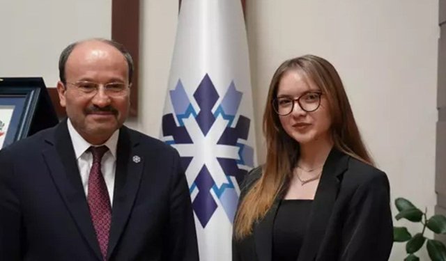 ETÜ Öğrencisi Gizem Nur Ünlü, Rektör Çakmak'ın yoğun çalışma gününe eşlik etti
