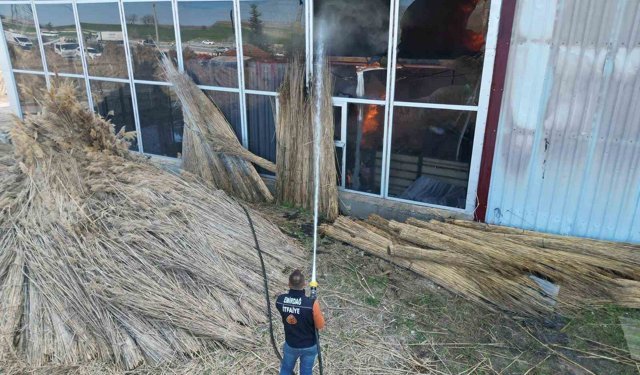 Fabrika yangınında duman ve alevler metrelerce yükseğe çıktı