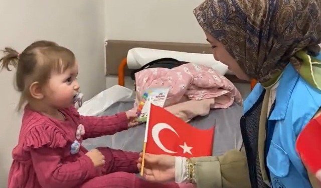 Hastanedeki çocuklara 23 Nisan sürprizi