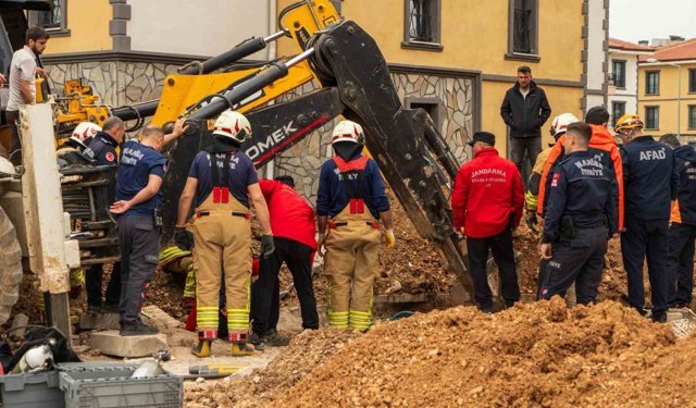 Hayatını kaybeden işçinin cansız bedeni göçük altından çıkarıldı
