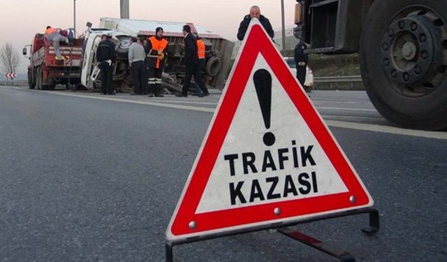 Ankara-İstanbul kara yolu Kahramankazan ilçesi Saray mevkiinde meydana gelen trafik kazasında ilk belirlemelere göre 4 kişi hayatını kaybetti, 13 kişi de yaralandı.