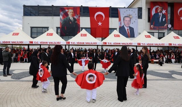 Iğdır'da 23 Nisan coşkusu: Özel bireylerden duygulandıran gösteri