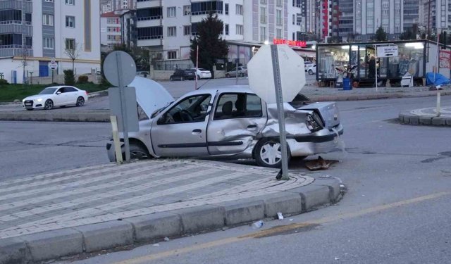 İki araç çarpıştı: 4 yaralı