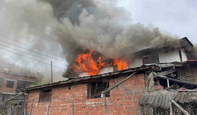 İki katlı ev alev alev yandı