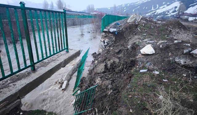 İstinat duvarı çöktü