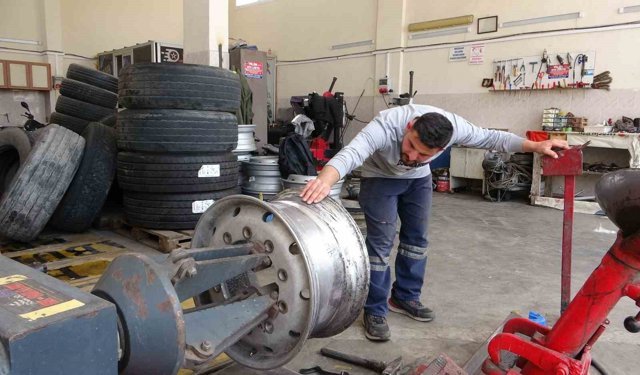 Kamyon lastiği şişirirken patladı: O anlar kamerada