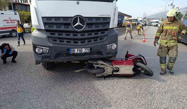 Kamyonun altında kalarak ezilen motosikletin sürücüsü hayatını kaybetti
