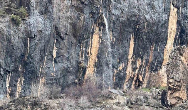 Kayanın içinden dökülen sular hayran bırakıyor