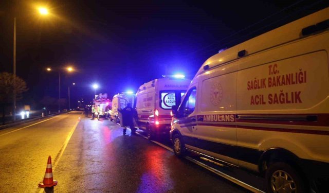 Kazada yaralanan kardeşi ile aynı ambulansa binmek isteyen yaralı ekiplere zor anlar yaşattı