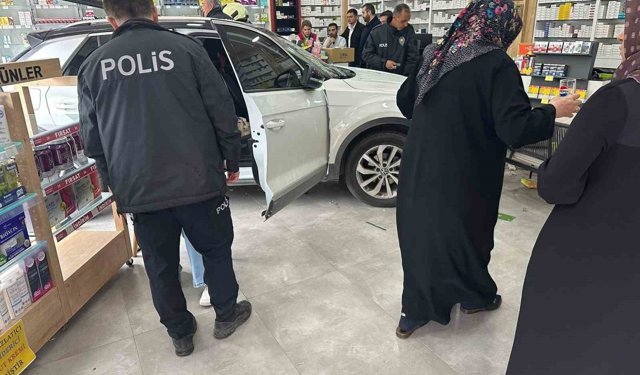 Kontrolden çıkan otomobil eczaneye daldı: 1 yaralı