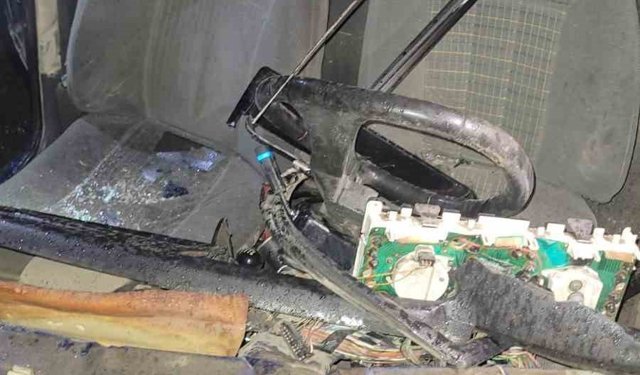 Köprü bariyerlerine çarparak parçalanan otomobilin sürücüsü hayatını kaybetti