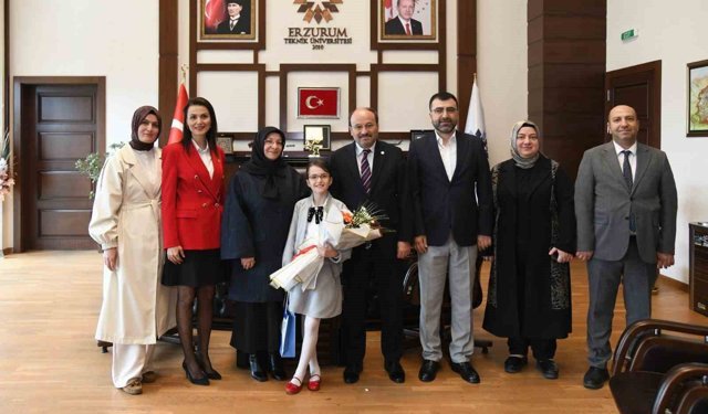 Rektör Çakmak'tan 23 Nisan jesti: Koltuk Asya Mina'ya emanet