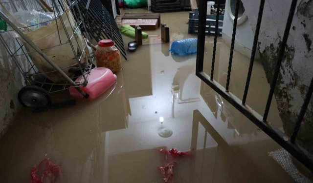 Sağanak ve dolu sonrası bodrum katını su bastı: Eşyalarının üzerine basarak içeri girdiler