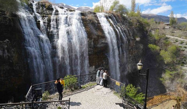 Tortum Şelalesi baharın gelişiyle coştu