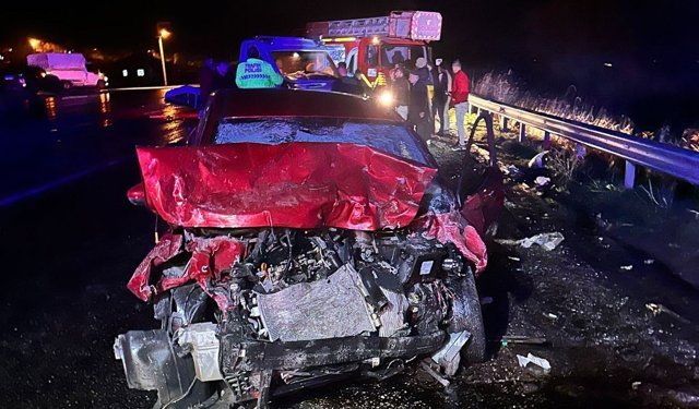 Van'da otomobil ile çekici kamyonet çarpıştı: 3 aralı