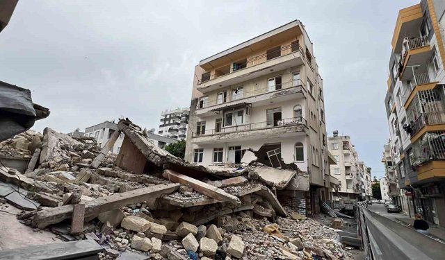 Yıkımda zarar gören binanın sakinleri: 'Müteahhide ulaşamıyoruz'