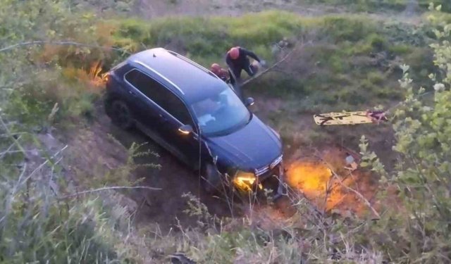 Yoldan çıkan otomobilin sürücüsü, tarlaya uçtu