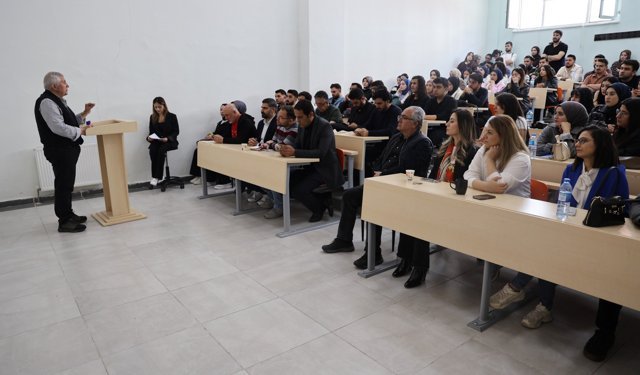 Prof. Dr. Yıldırım, Makroekonomik Modellerin Tarihsel Evrimini Iğdır Üniversitesinde Anlattı