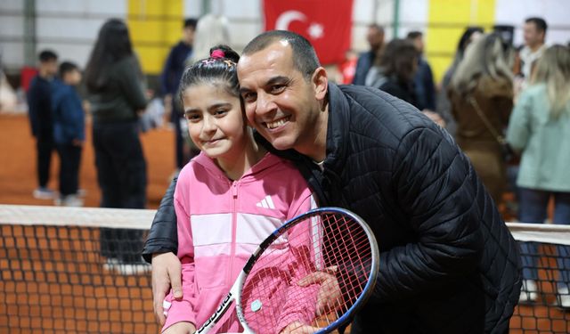 19 MAYIS COŞKUSU TENİS TURNUVASIYLA TAÇLANDI: VALİ TAŞOLAR’DAN GENÇ SPORCULARA ÖDÜL