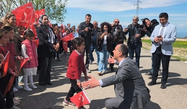 IĞDIR KERVANSARAY ORTAOKULUNDA GÖRKEMLİ KARŞILAMA: “SİZLER BİZİM GELECEĞİMİZSİNİZ”