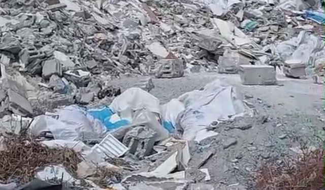 Iğdır'da İnşaat Molozları Şehir Merkezinde Boş Araziye Döküldü