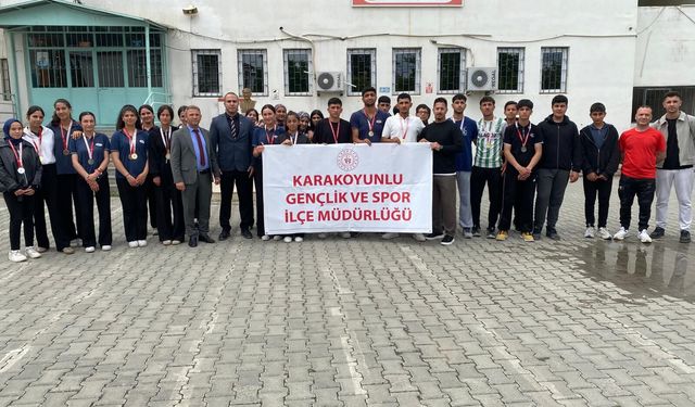 KARAKOYUNLU'DA GENÇLİK HAFTASI COŞKUSU: TURNUVALAR ÖDÜL TÖRENİYLE SON BULDU!
