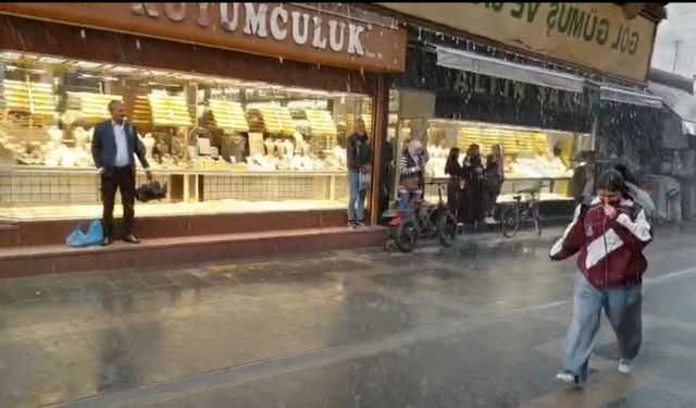 IĞDIR’DA SAĞANAK YAĞIŞ ETKİLİ OLDU: CADDELER GÖLE DÖNDÜ, VATANDAŞ “BEREKET” DEDİ