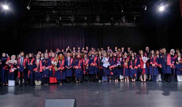 Atatürk Üniversitesi İletişim Fakültesi'nde mezuniyet heyecanı yaşandı