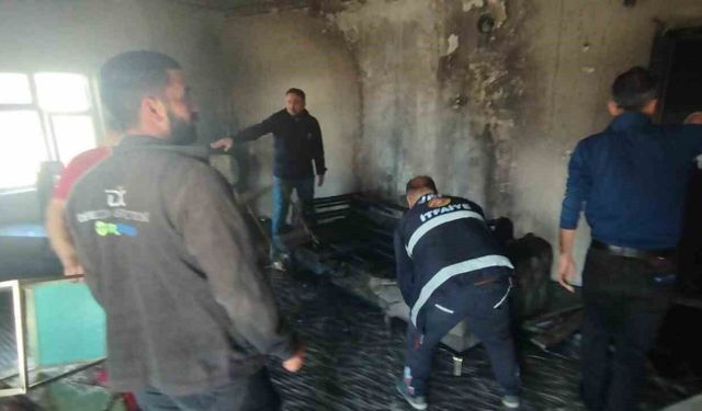 Başkale'de ev yangını