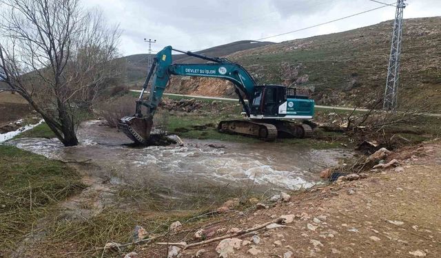 Bayburt'ta kar sularına karşı dere yataklarında önlem alındı