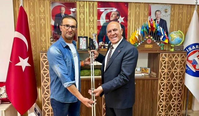 Belediye Başkanı Demirtaş, başarılı sporcu zabıta memurunu tebrik etti