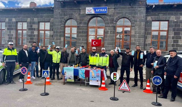 'Bir Kural Bir Ömür' Uyarısı: Akyaka'da trafik denetiminde hayat kurtaran bilgilendirme