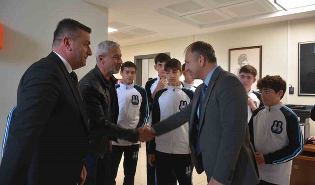 Çakmur, Ahmet Hamdi Tanpınar Ortaokulu futsal takımını kutladı