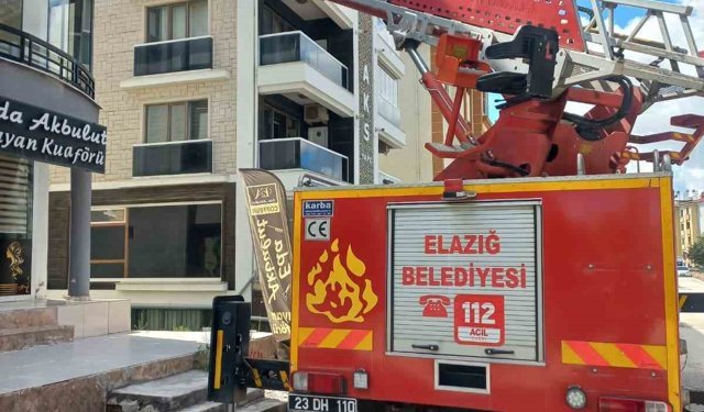 Cam arasına sıkışan güvercin kurtarıldı