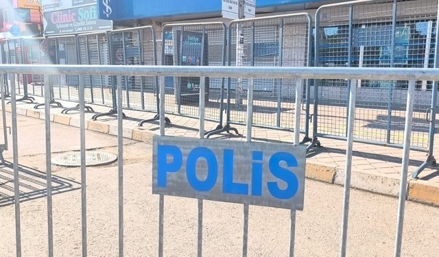 Iğdır’da 1 Mayıs Önlemi: Belediye Meydanı Trafiğe Kapatıldı