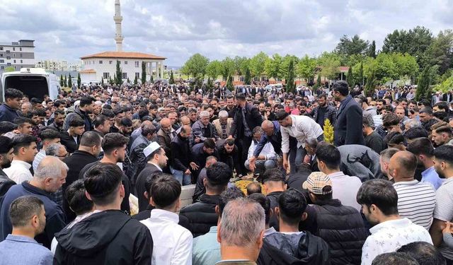 Elektrik akımına kapılarak hayatını kaybeden muhtar defnedildi