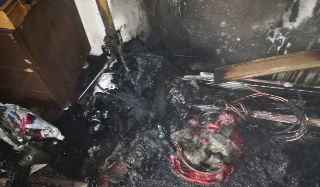 Ev yandı: 9 nüfuslu aile açıkta kaldı