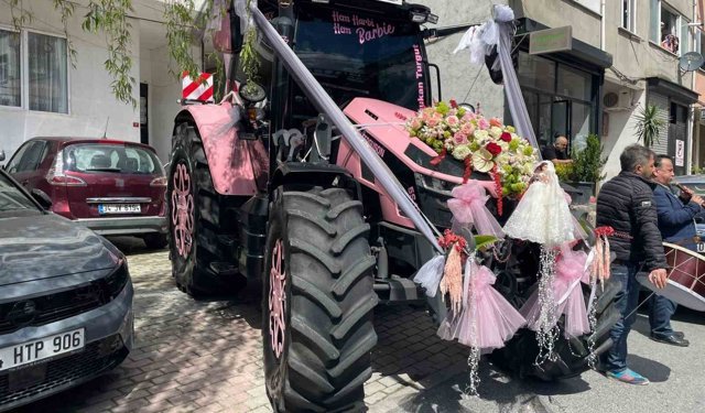 Getirdiği pembe traktörle gelin almaya gitti