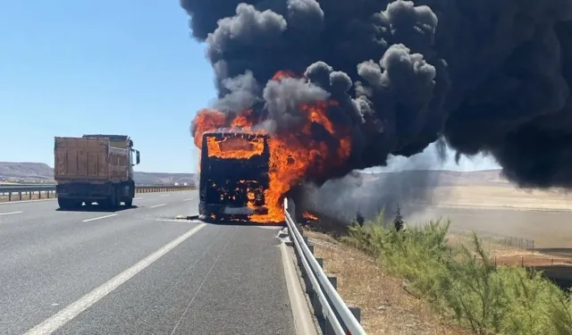 TEM'de yolcu otobüsü alev alev yandı