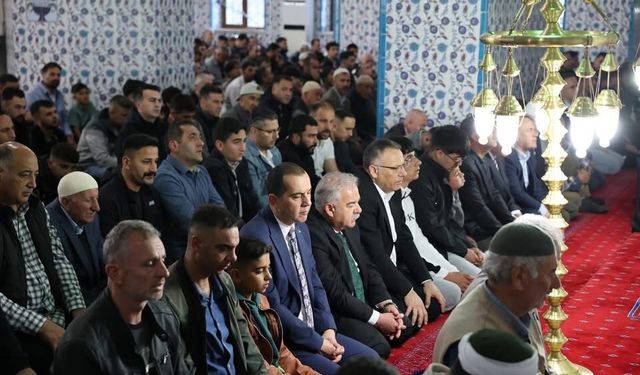 Vali Taşolar Bayram Namazı Sonrası Vatandaşlarla Bayramlaştı
