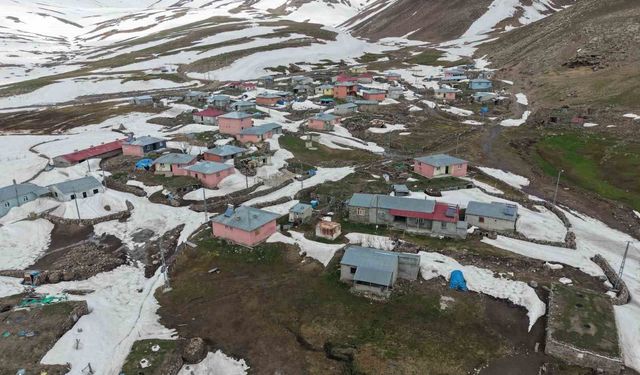 Iğdır'da kar altındaki evler havadan görüntülendi