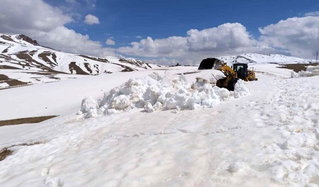 İran sınırında 3 metreyi aşan karda yol açma çalışması